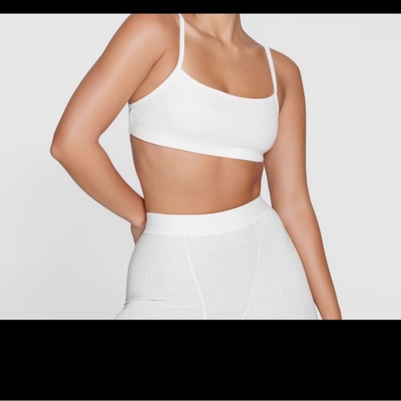 SKIMS White Pointelle scoop neck bralette - Picture 2 of 7